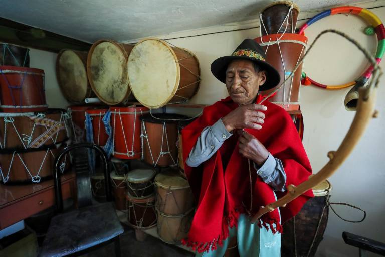 $!Rosalino Bautista fabrica pingullos, tambores y aciales o látigos para arrear el ganado.