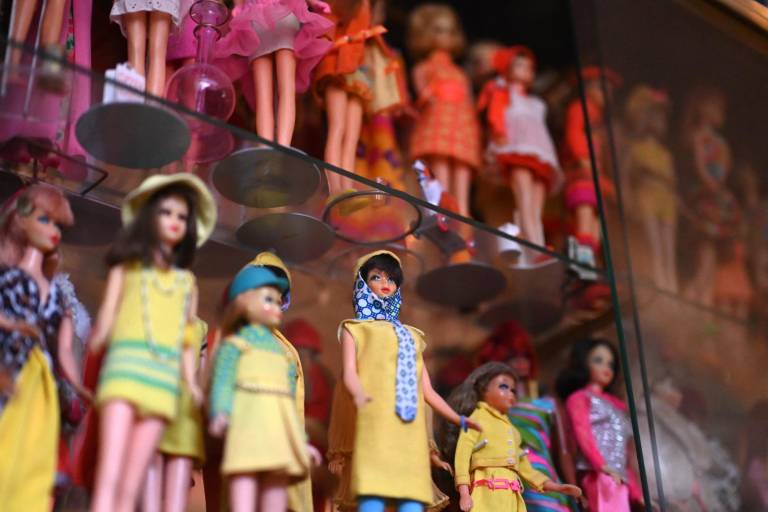 $!Una foto muestra las muñecas Barbie en la Clínica Barbie de la coleccionista Bettina Dorfmann en Düsseldorf, en el oeste de Alemania.