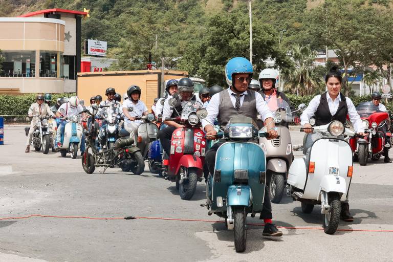 $!Cada año, decenas de motos Vespa, la icónica marca italiana, se unen a la gran exposición y rodada del evento.