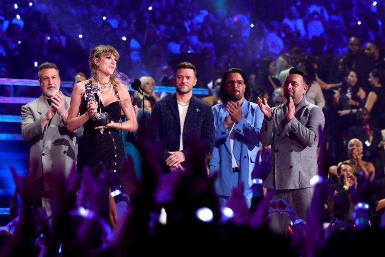 $!Taylor Swift acepta el premio al Mejor Pop por “Anti-Hero” de manos de Joey Fatone, Justin Timberlake, JC Chasez y Chris Kirkpatrick de la agrupación NSYNC, en el escenario del video MTV 2023.