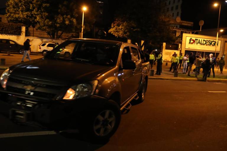 $!Una camioneta sale de la Embajada de México donde se presume trasladan al exvicepresidente Jorge Glas, condenado por corrupción, y a quien se le fue negado el asilo político, este viernes en Quito.