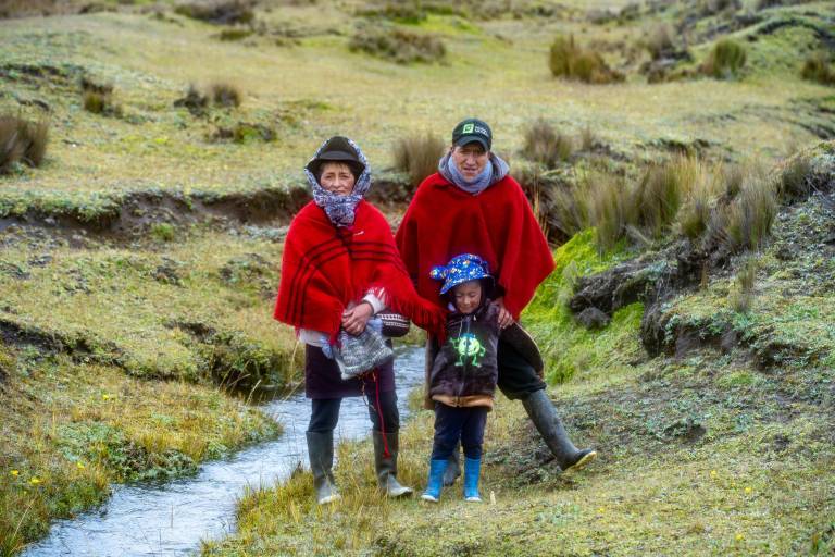 $!Tomás y su esposa Blanca Punina viven en Cunugyacu, una comunidad en medio del Volcán Chimborazo y Carihuairazo. Ellos viven la dualidad de ver el paisaje con y sin glaciar.