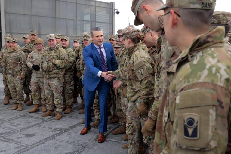 $!El secretario de Guerra, Pete Hegseth, saluda a las tropas de la Guardia Nacional del Ejército y posa para fotografías después de una ceremonia de reenganche.