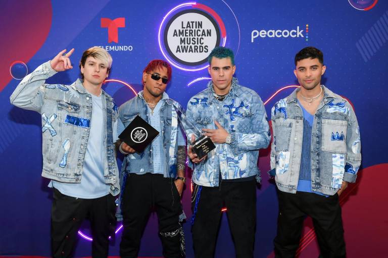 $!Fotografía cedida por Telemundo donde aparecen los integrantes del grupo CNCO mientras celebran su premio de los Latin American Music Awards 2022 (EFE/Bryan Steffy/Telemundo)