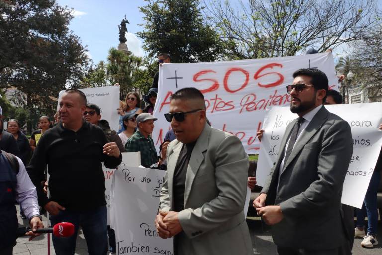 $!Guías Penitenciarios y familiares realizan un Plantón en la Plaza Grande, para exigir mejoras en seguridad para desarrollar su trabajo.