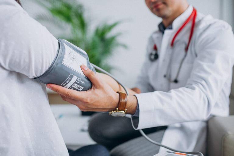 $!La medición de la presión arterial es una de las maneras para detectar riesgos de hipertensión a tiempo.