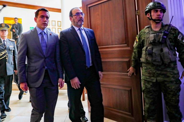 $!El presidente de Ecuador, Daniel Noboa, y el presidente ejecutivo de la CAF, Sergio Díaz Granados (d), asisten al Encuentro de seguridad frente a los grupos de delincuencia organizada este lunes en Quito