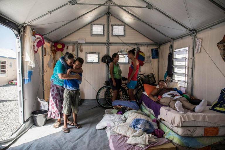 $!Moisés recibe un fuerte abrazo de parte de su abuela. Foto: ACNUR/Vincent Tremeau.