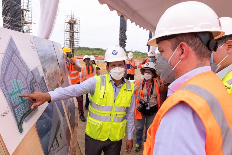 $!El ministro de Producción, Julio José Prado, observó las fases que contempla el parque logístico que se construye en Posorja.