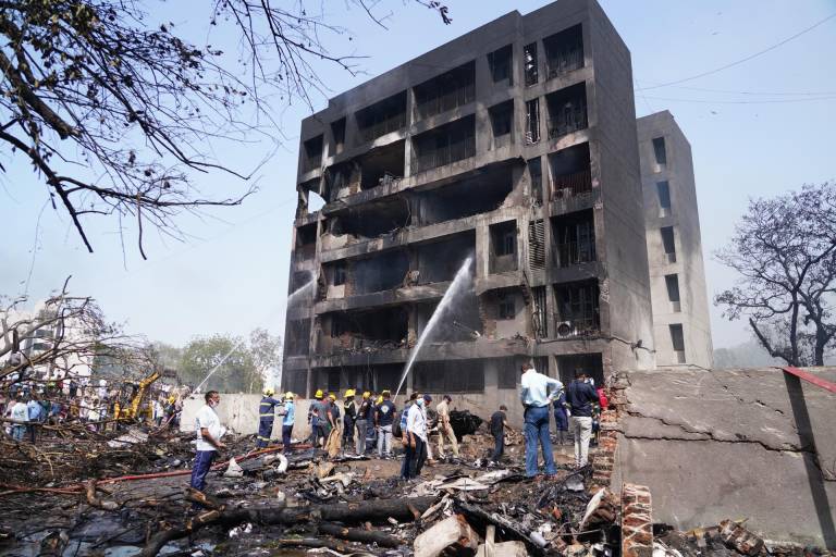 $!Bomberos trabajan en el lugar del accidente aéreo cerca del Aeropuerto Internacional Sardar Vallabhbhai Patel en Ahmedabad, Gujarat, oeste de la India, el 12 de junio de 2025.