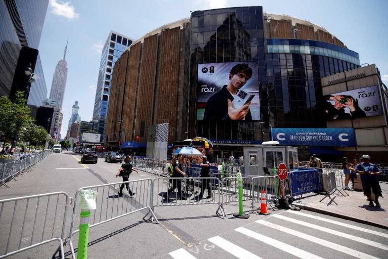 $!La pareja convirtió el Madison Square Garden en un enorme jardín para celebrar una ceremonia que sorprendió por su ambiente íntimo.