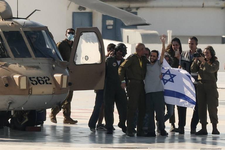 $!El ex rehén israelí Nimrod Cohen, que estuvo cautivo en Gaza desde los ataques del 7 de octubre de 2023 por parte de militantes palestinos, saluda al desembarcar de un helicóptero militar israelí en la plataforma de aterrizaje del Centro Médico Ichilov Sourasky en Tel Aviv el 13 de octubre de 2025.