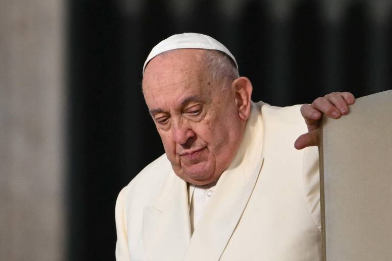 $!El papa sufre una crisis respiratoria y permanece en estado crítico.