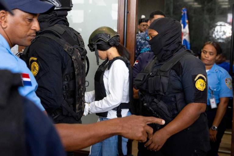 $!Autoridades reportaron el hallazgo de dos armas dentro del automóvil.