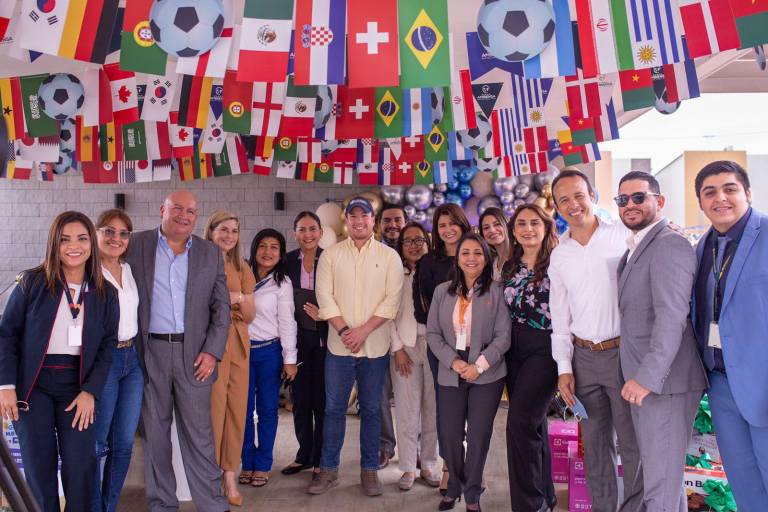$!Representantes del Municipio de Guayaquil y de Mundo Ambiensa participaron en la inauguración del nuevo punto de información.