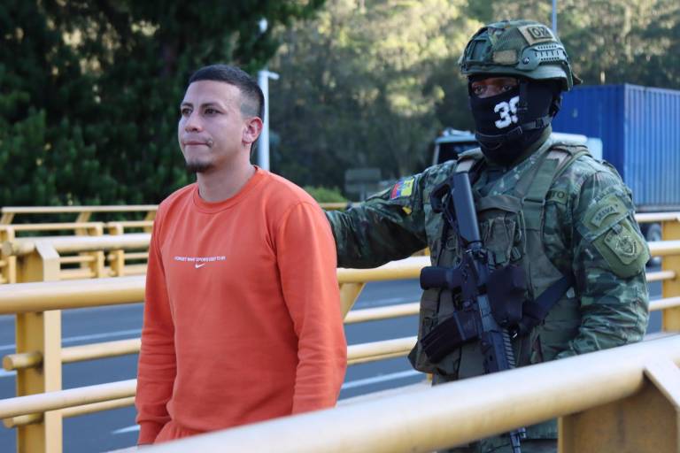 $!Un preso colombiano camina por el paso fronterizo entre Ecuador y Colombia.
