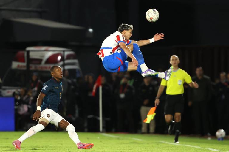 $!Ramón Sosa de Paraguay estuvo a punto de convertir el primer gol pero Hernán Galindez realizó la tapada del partido en el estadio Defensores del Chaco en Asunción (Paraguay).