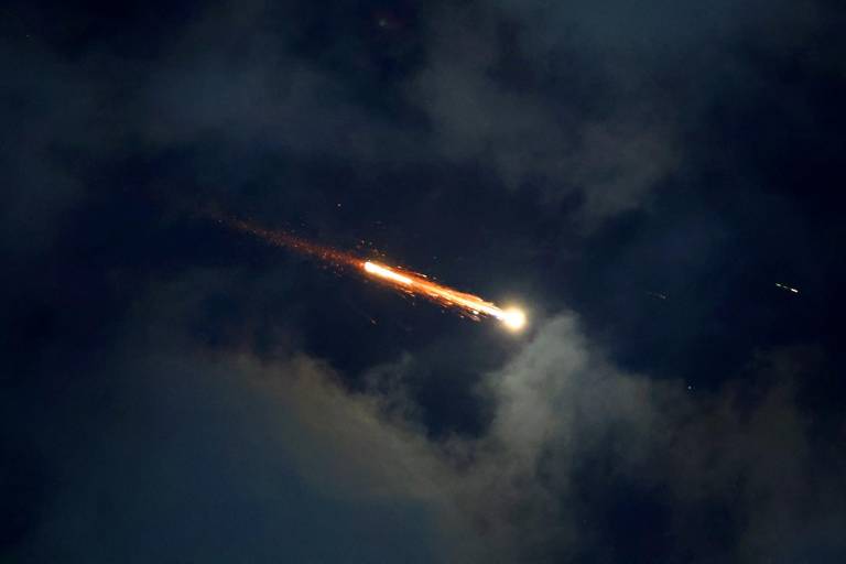 $!Cohete visto en el cielo israelí tras un ataque iraní. El conflicto entre ambas naciones entra a su segunda semana.