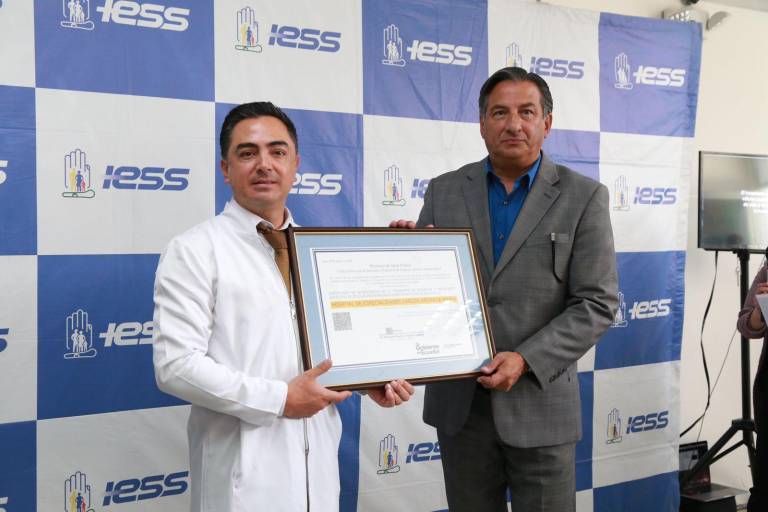 $!El director Diego Salgado le entrega un certificado de acreditación al gerente Jorge Peñaherrera.