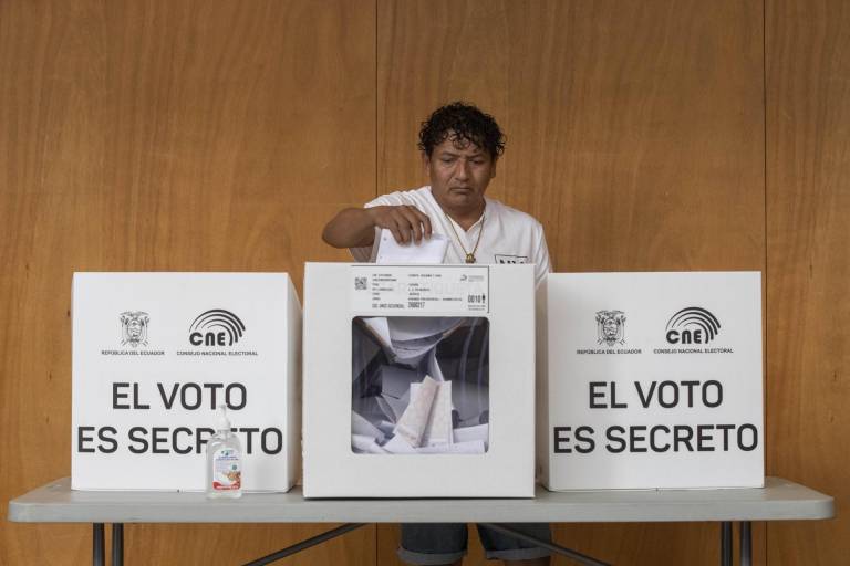 $!Un hombre ejerce su derecho al voto este domingo en el Auditorio Victor Villegas de Murcia. 180.000 ecuatorianos están registrados para votar en España, 28.906 de ellos residentes en la Región de Murcia.
