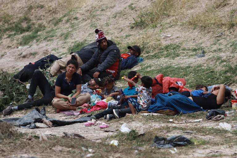 $!Familias de migrantes permanecen en carpas improvisadas en las inmediaciones de la frontera con Estados Unidos, el 13 de abril de 2024, en Ciudad Juárez, Chihuahua.