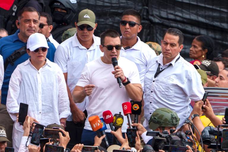 $!El presidente de Ecuador, Daniel Noboa (c), habla durante una manifestación por la paz este jueves, en Guayaquil.