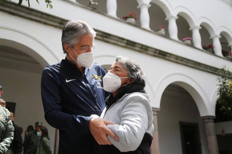 $!Buenas noticias: la mujer que sufrió vandalismo y saqueo de su kiosko en Quito recibe ayuda