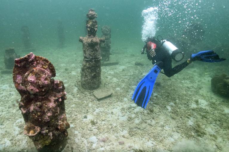$!Guía Orlis Navas inmersiones en el museo submarino MUSZIF en Isla Fuerte, departamento de Bolívar, Colombia, el 22 de mayo de 2024.