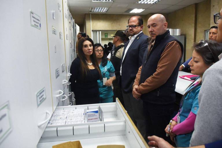 $!Los ministros presentes examinan insumos médicos.