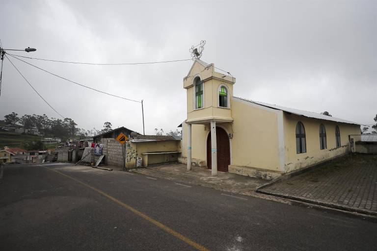 $!Fotografía de una calle y su iglesia vacía, el 9 de abril de 2022, en Ambatillo (Ecuador).