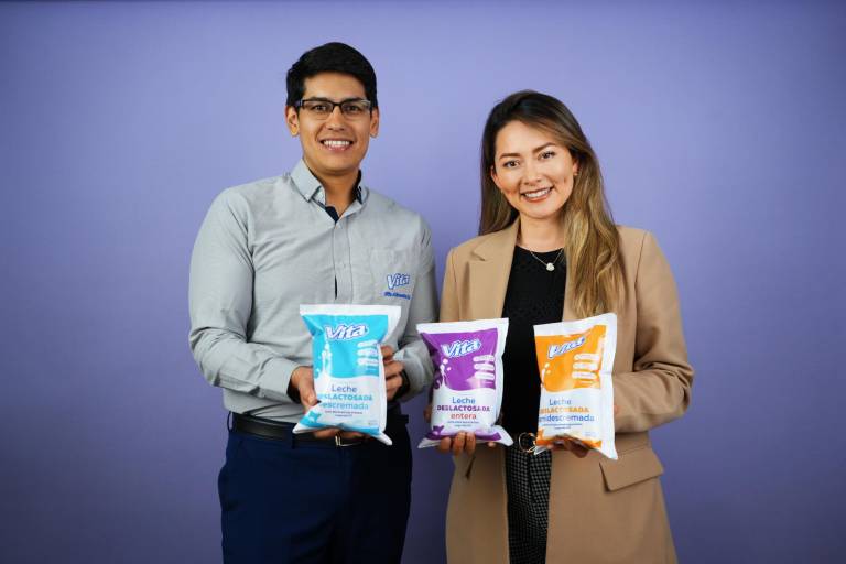 $!Ricardo Cordero, jefe de mercadeo; y Gabriela Lunavictoria, gerente de mercadeo de Vita Alimentos presentaron la línea completa de leches deslactosadas de la marca Vita.