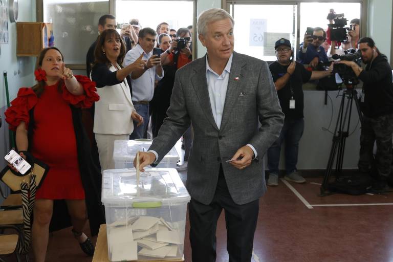 $!El candidato a la Presidencia de Chile José Antonio Kast (c) vota este domingo, en Paine (Chile). Kast se mostró seguro de lograr el pase a la segunda vuelta.