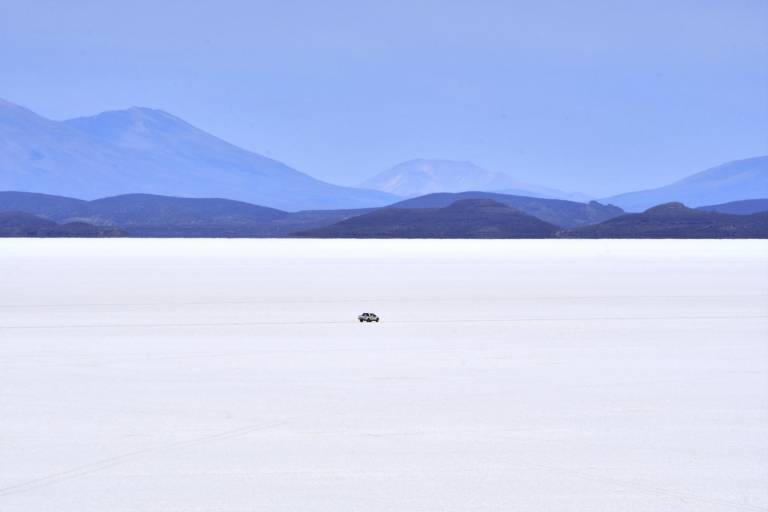 $!Una camioneta atraviesa el salar de Uyuni en Uyuni, Bolivia.