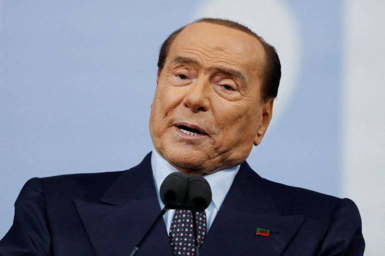 $!FOTO DE ARCHIVO: El ex primer ministro italiano Silvio Berlusconi durante un acto de campaña electoral en la Piazza del Popolo de Roma, Italia, el 22 de septiembre de 2022. REUTERS/Yara Nardi