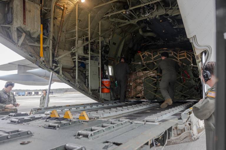$!Esta imagen obtenida del Departamento de Defensa de EE. UU. muestra a los marines estadounidenses cargando equipo en un KC-130J Super Hercules.