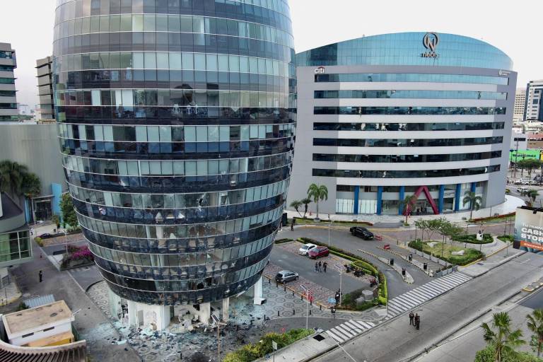 $!En esta vista aérea, la policía recoge evidencia un día después de que un coche bomba explotara frente a un centro comercial en el norte de Guayaquil, Ecuador, el 15 de octubre de 2025.