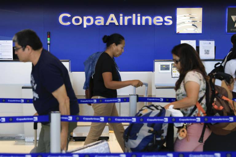 $!Personas caminan dentro del Aeropuerto Internacional de Tocumen este jueves, en Ciudad de Panamá.