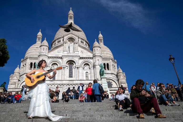 $!Eli Jadelot tocando frente a la Basílica del Sagrado Corazón en Paris, Francia.