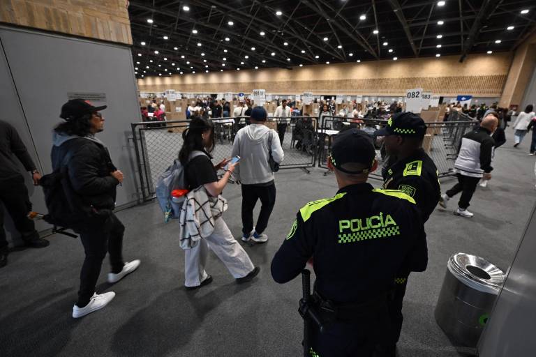 $!Agentes de policía hacen guardia en un centro de votación durante las elecciones legislativas en Bogotá el 8 de marzo de 2026.