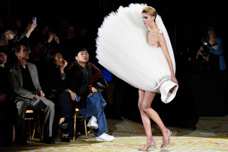 $!Una modelo muestra una de las creaciones de Viktor &amp; Rolf durante la pasarela de Alta Costura en la Semana de la moda de París.
