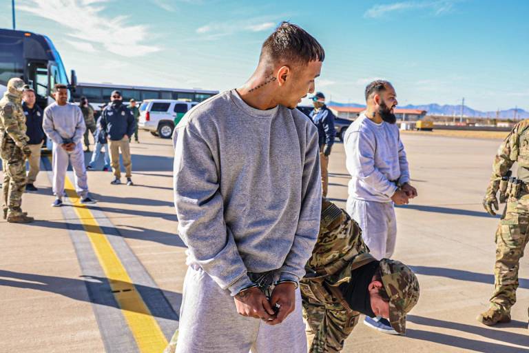 $!Migrantes esposados este martes, en la Base Militar de Guantánamo.