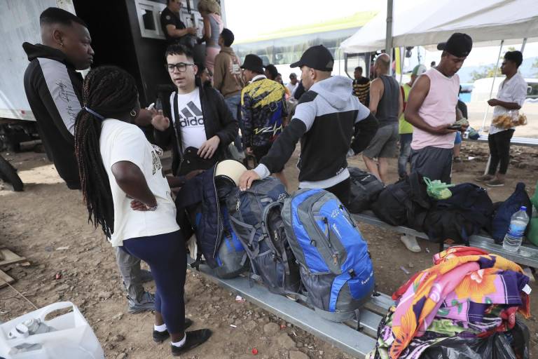 $!Fotografía del 13 de agosto de 2024 de migrantes de diferentes nacionalidades abordando autobuses que viajan a la frontera de Guatemala, para continuar su travesía migratoria a los Estados Unidos.
