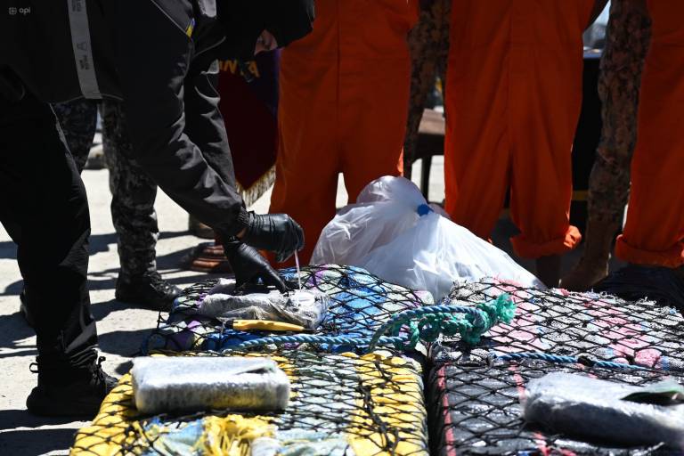$!Llegada al Puerto de Manta de tres detenidos y tres toneladas de cocaína tras operativos en conjunto de la Armada del Ecuador y guardacostas de los Estados Unidos.