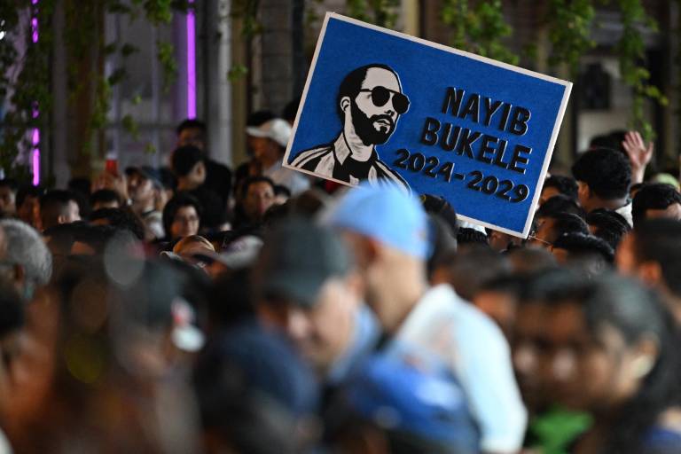 $!Partidarios del presidente de El Salvador, Nayib Bukele, esperan su discurso de primer año.