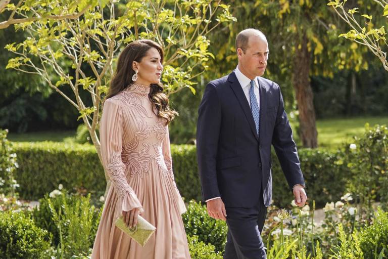 $!El príncipe británico William y su esposa la princesa Catherine al ingreso del Palacio de Zahran, durante la ceremonia de la boda real jordana.