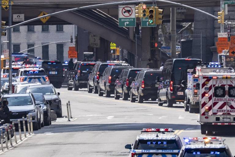 $!Fotografía que muestra un operativo policial durante el traslado del expresidente de Venezuela, Nicolás Maduro, y su esposa, Cilia Flores, este jueves después de su segunda audiencia en Nueva York.