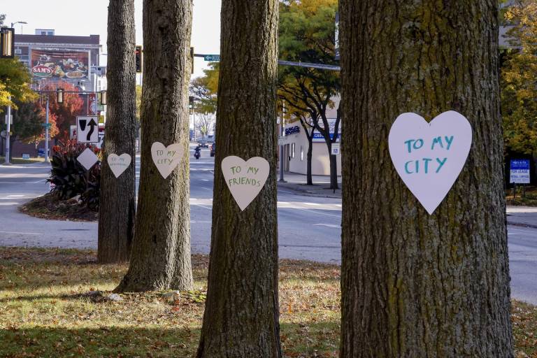 $!Mensajes de esperanza están colgados en los árboles, dos días después de un tiroteo masivo, en Lewiston, Maine, EE. UU., el 27 de octubre de 2023.