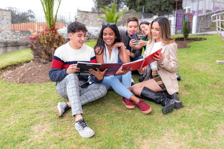 $!Cerca de un millón de personas se inscriben cada año en universidades e institutos ecuatorianos. En total se ofrecen casi nueve mil carreras profesionales.