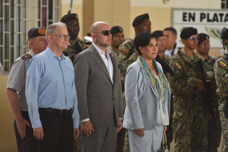 $!Fotografía en la que aparecen los ministros de Defensa, Gian Carlo Loffredo, y de Movilidad Huna ( ) , Gabriela Sommerfeld.