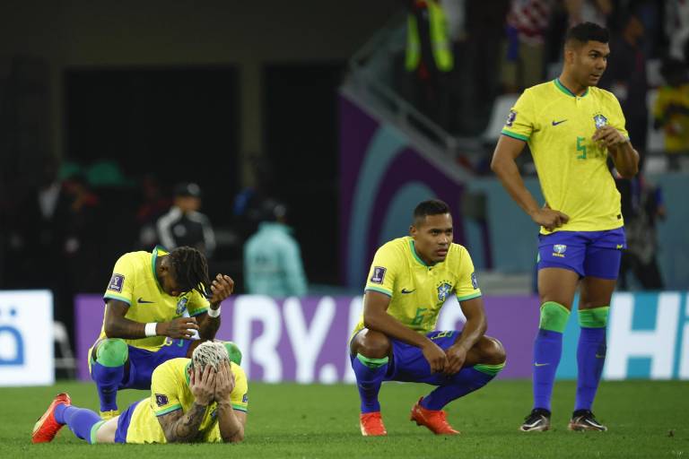 $!Jugadores de Brasil tras perder en la serie de penaltis hoy, en un partido de los cuartos de final del Mundial de Fútbol Catar 2022 entre Croacia y Brasil en el estadio Ciudad de la Educación en Rayán (Catar).